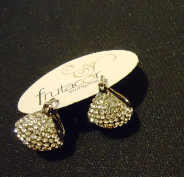 Brinco cravejado strass