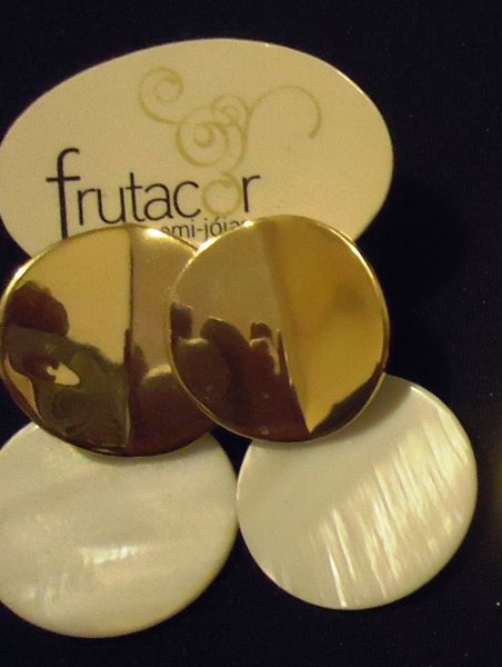 Brinco Dourado e branco