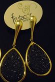 Brinco dourado com  Pedra Preta