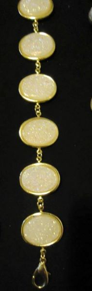 Pulseira dourada com pedras Brancas